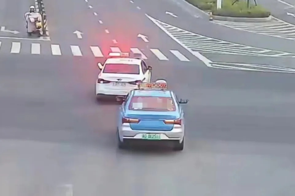 “我要超速，需要闯红灯！报备一下！”