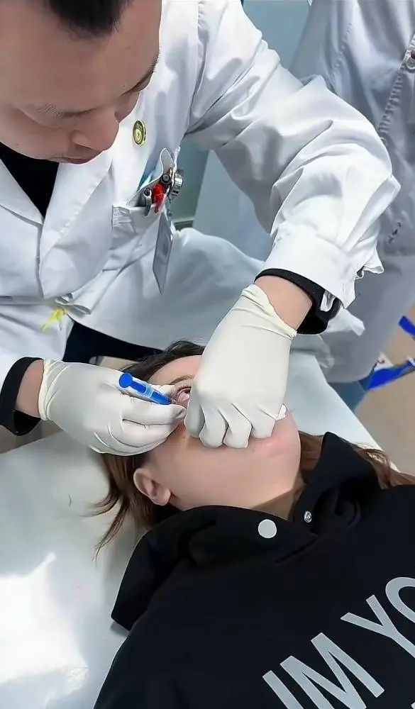 95后女孩一觉醒来右眼失明!医生:已错过最佳抢救时机 95后女孩一觉醒来右眼失明!医生:已错过最佳抢救时机