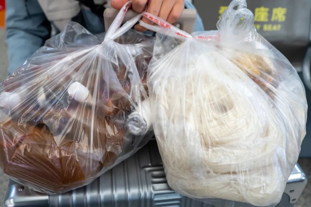 生海鲜、臭豆腐……能带上火车吗？