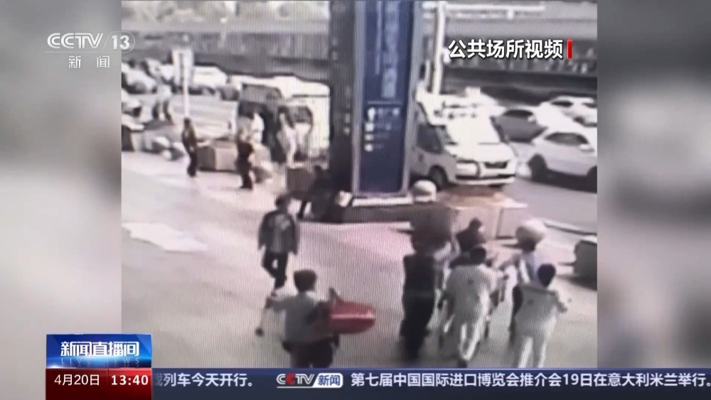 旅客站台突发心脏骤停 众人抓住 “黄金四分钟”成功抢救 旅客站台突发心脏骤停 众人抓住 “黄金四分钟”成功抢救