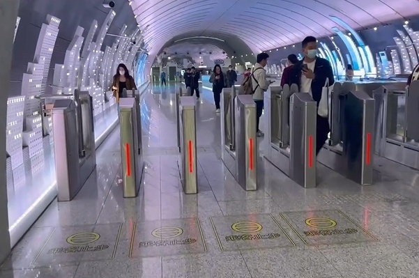 试点首日,记者尝试了下“强闯”上海地铁闸机…… 试点首日,记者尝试了下“强闯”上海地铁闸机……