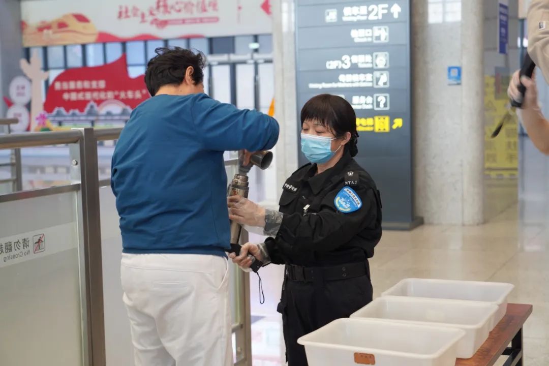 生海鲜、臭豆腐……能带上火车吗？