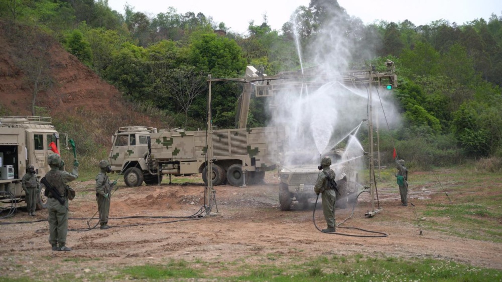 陆军第77集团军某旅:全流程综合演练锤炼防化兵实战能力 陆军第77集团军某旅:全流程综合演练锤炼防化兵实战能力