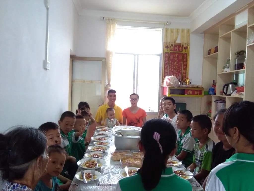 85后村干部带22名“子女”摆摊，孩子却说他不是我爸