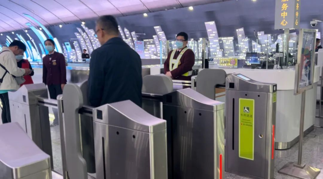 试点首日,记者尝试了下“强闯”上海地铁闸机…… 试点首日,记者尝试了下“强闯”上海地铁闸机……