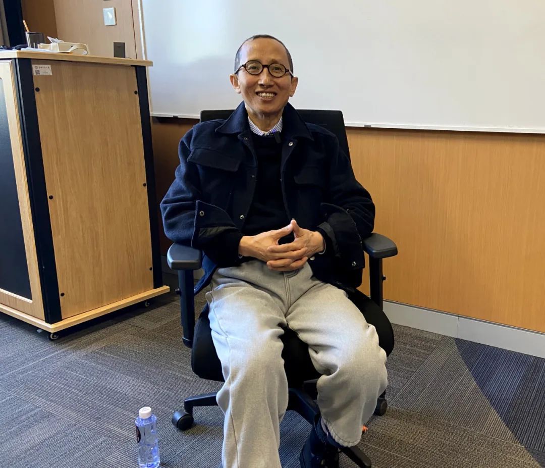 他笑着上课，学生为何哭了？