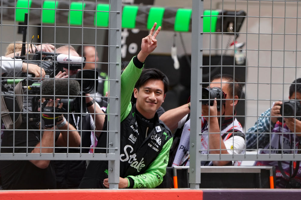 中国车手周冠宇首次正式亮相F1中国大奖赛