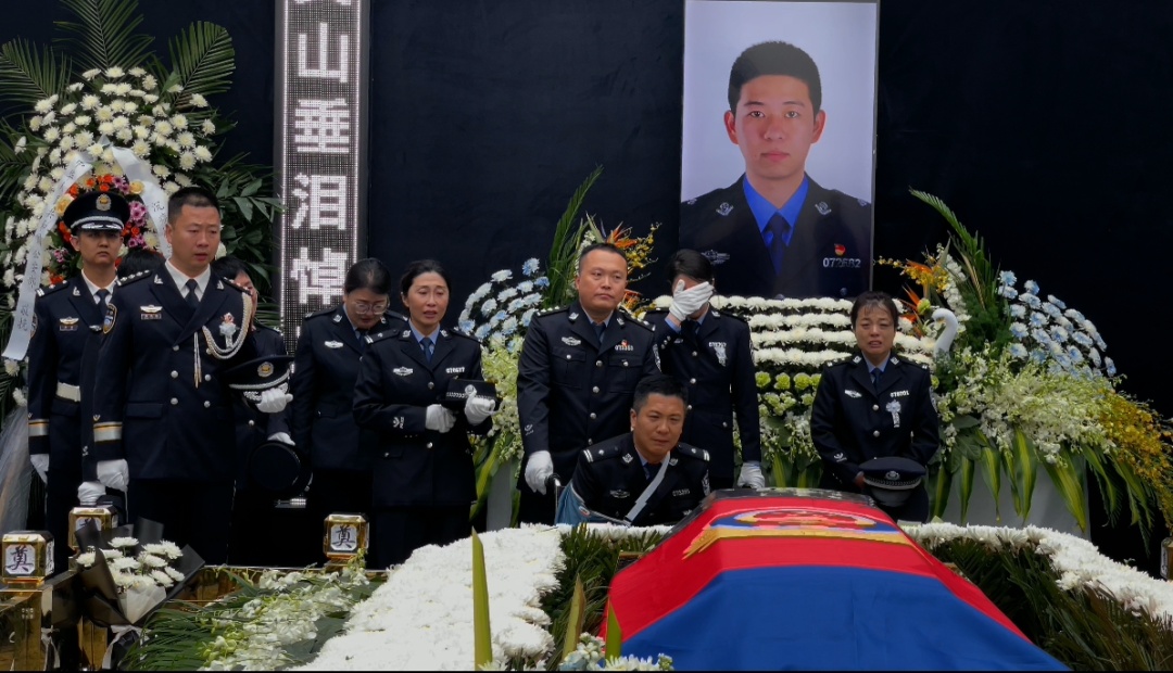 战友武霖 ，今天我们为你送行！