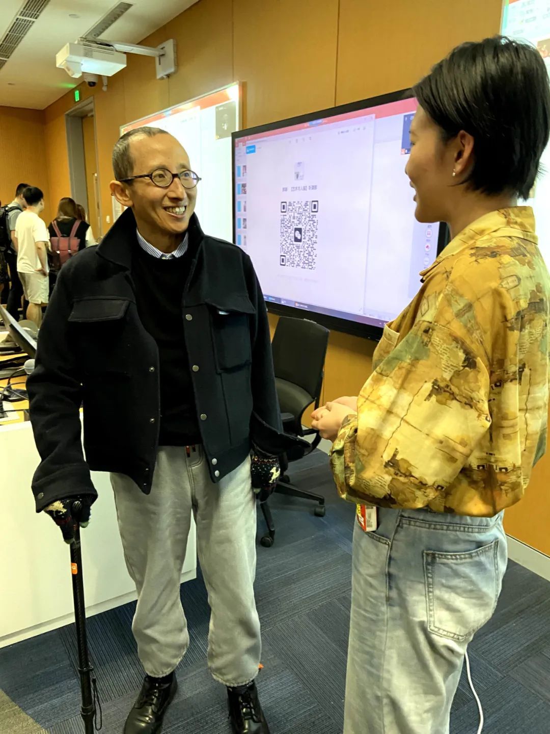 他笑着上课，学生为何哭了？