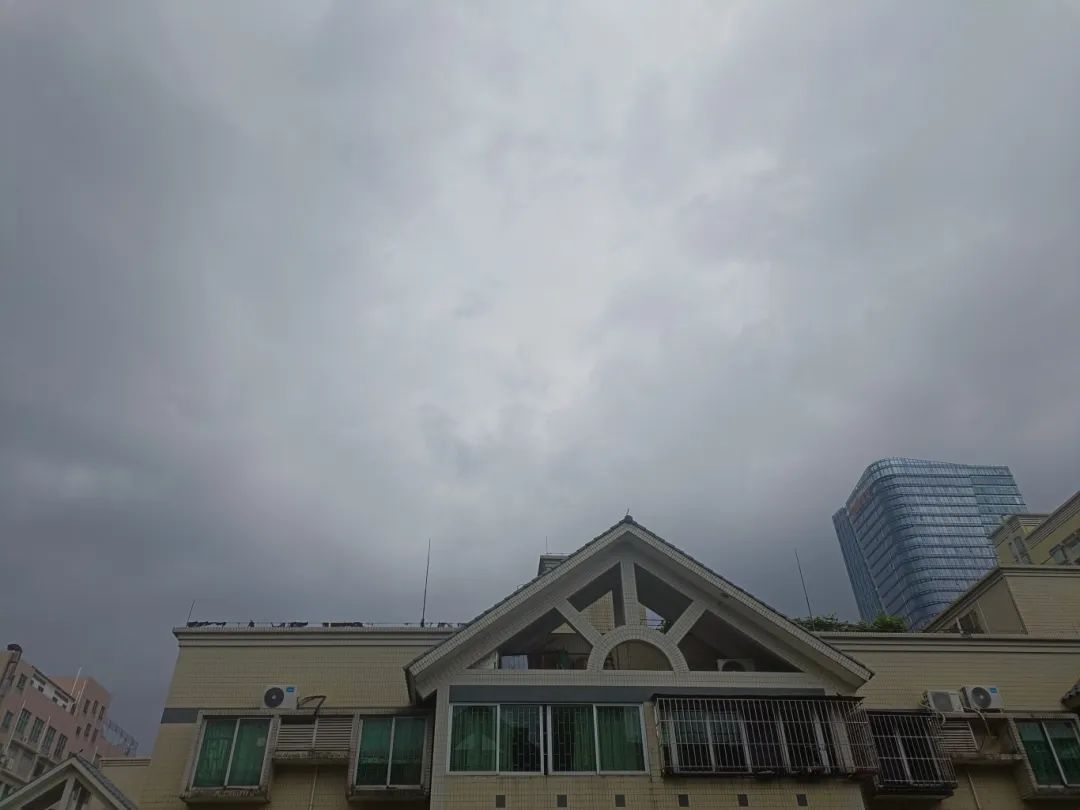 佛山多镇街暴雨红色预警生效！广东部分列车停运、航班延误，今晚或出现编号洪水