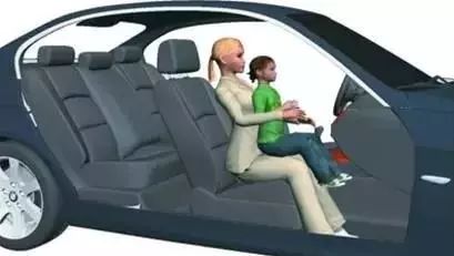 太离谱！1岁娃成了妈妈的“气囊”！