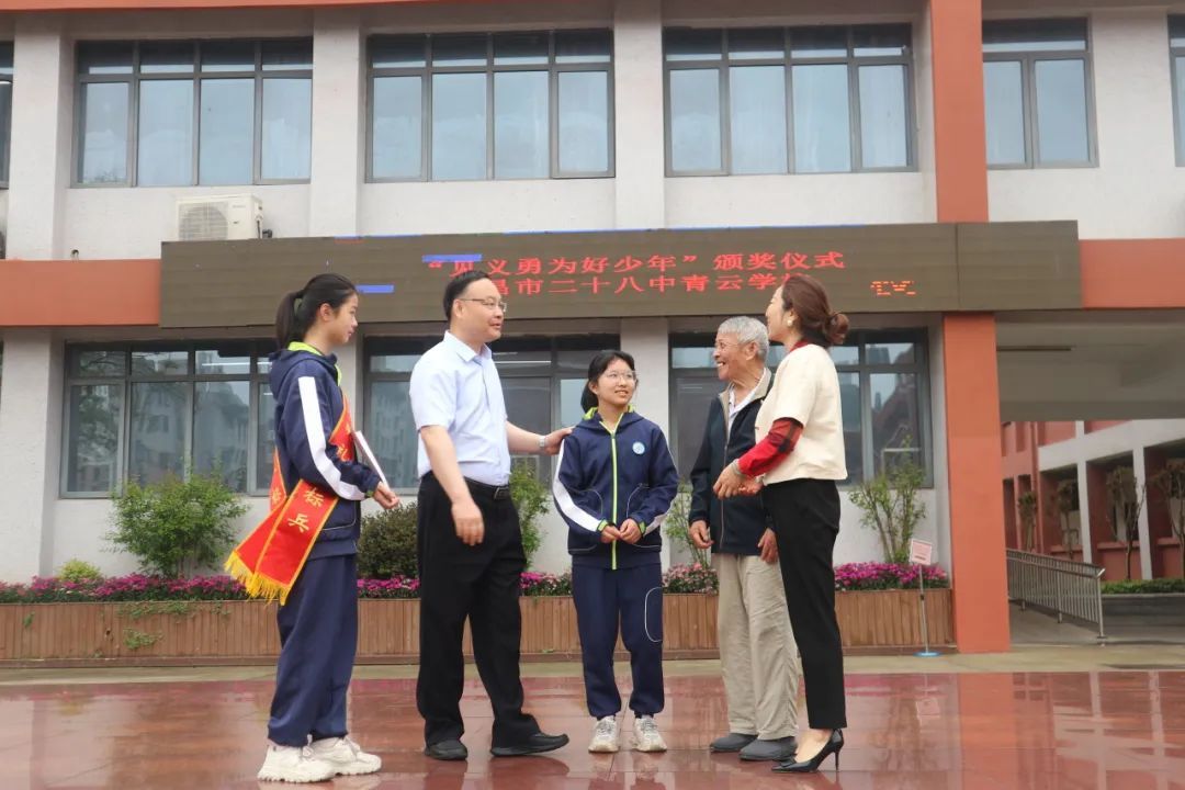 生死瞬间，南昌14岁女孩上演“教科书式”救人！