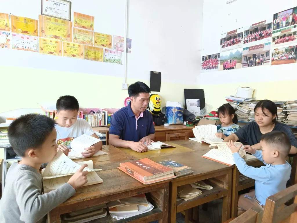 85后村干部带22名“子女”摆摊，孩子却说他不是我爸