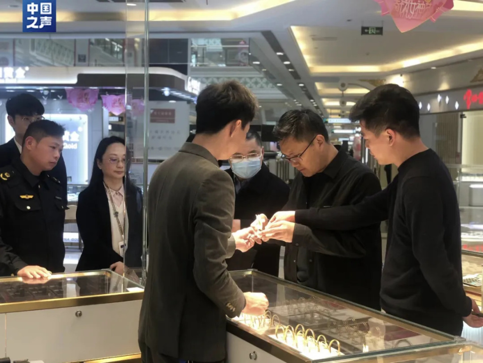 多家知名品牌金店被约谈！选购黄金饰品时，如何避免上当受骗？