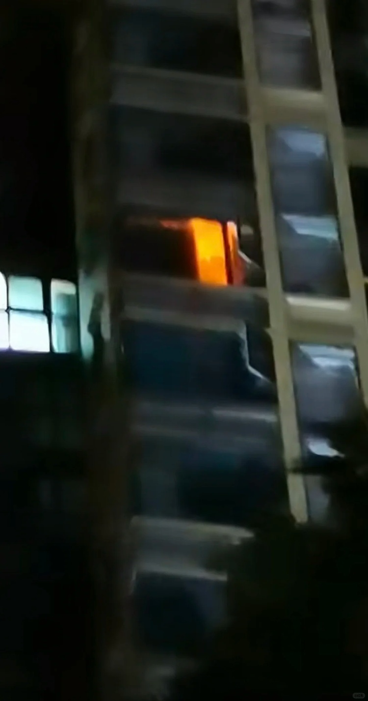 成都一居民家氛围灯似火苗引消防救援，区应急管理局回应