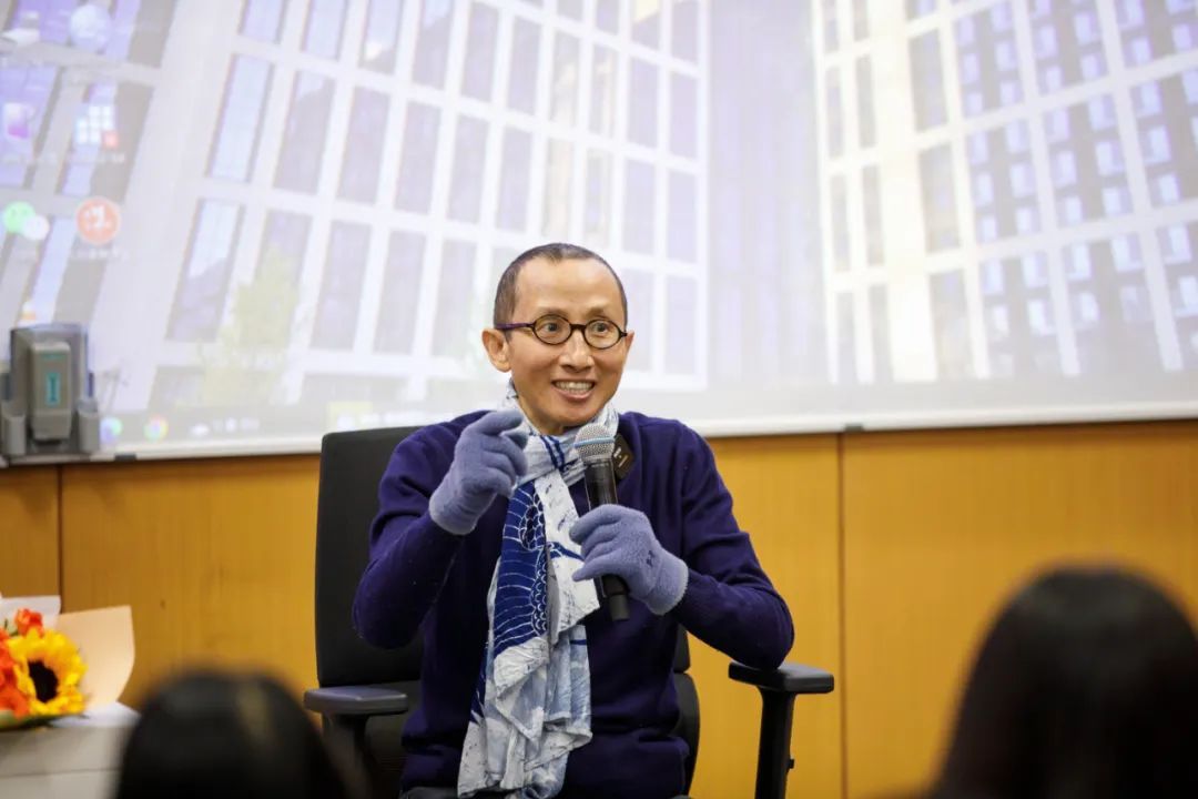 他笑着上课，学生为何哭了？