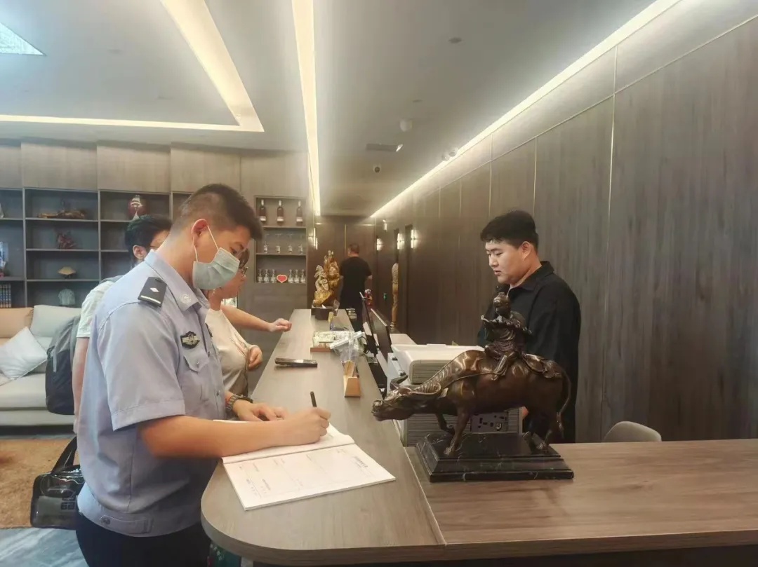 战友武霖 ，今天我们为你送行！