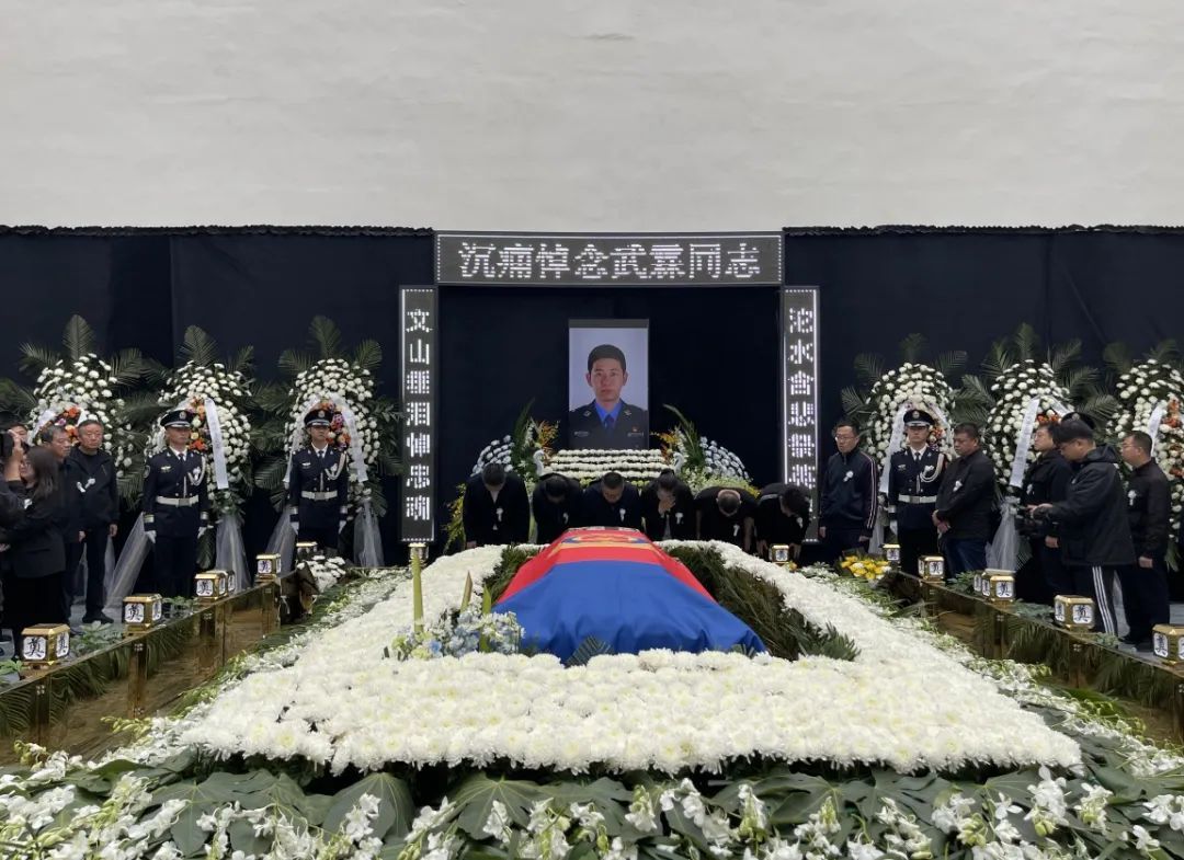 战友武霖 ，今天我们为你送行！