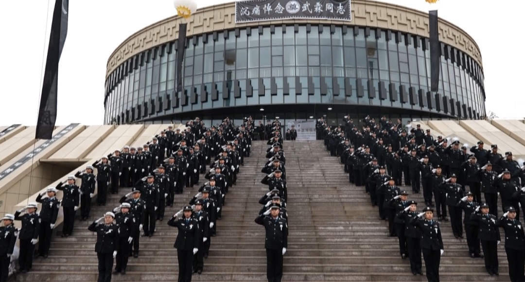 战友武霖 ，今天我们为你送行！