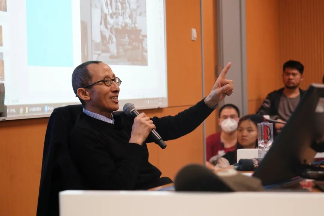 他笑着上课，学生为何哭了？