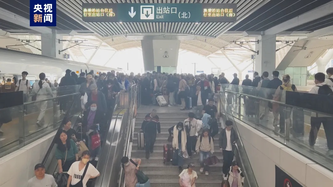 列车停运折返！超百趟航班延误，广东这雨要下“爆”了……？