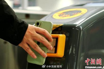 上海地铁试点闸机常开门