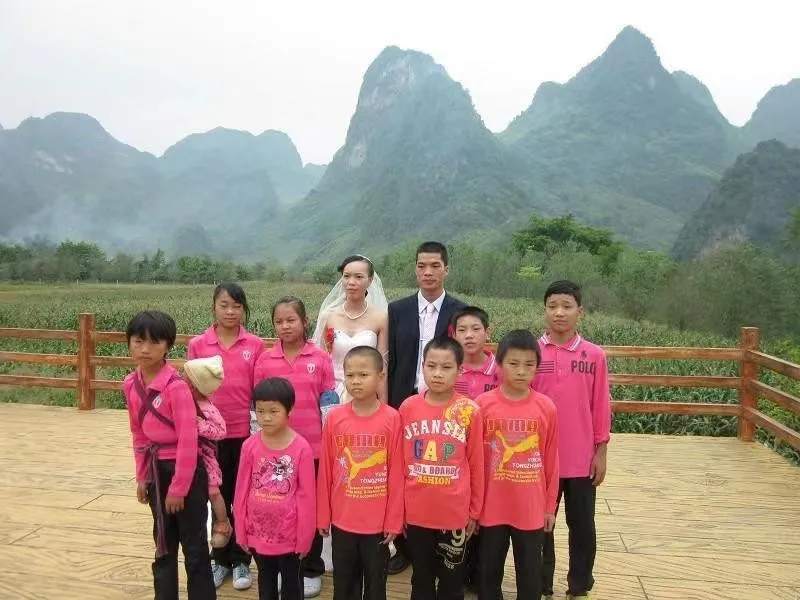 85后村干部带22名“子女”摆摊，孩子却说他不是我爸