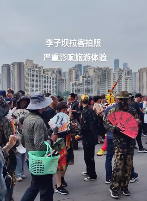 “孙悟空”拉游客拍照强行收费？当地回应