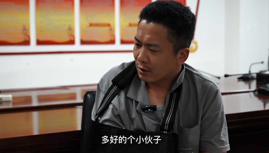 战友武霖 ，今天我们为你送行！