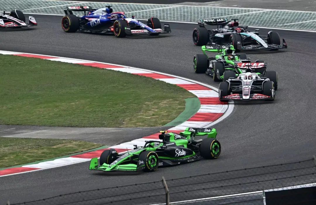 F1中国大奖赛排位赛周冠宇位列第16,离拿积分一步之遥 F1中国大奖赛排位赛周冠宇位列第16,离拿积分一步之遥