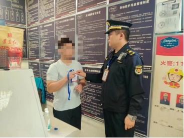 男子持“城管执法工作证”索要钱财,结果…… 男子持“城管执法工作证”索要钱财,结果……