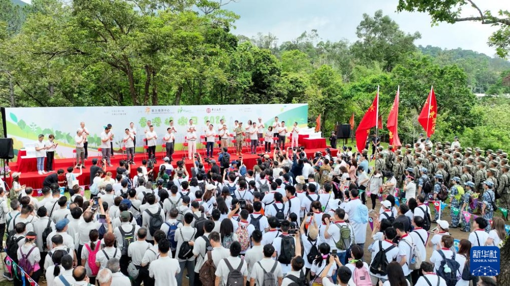 解放军驻香港部队官兵参加2024年香港植树日活动 解放军驻香港部队官兵参加2024年香港植树日活动