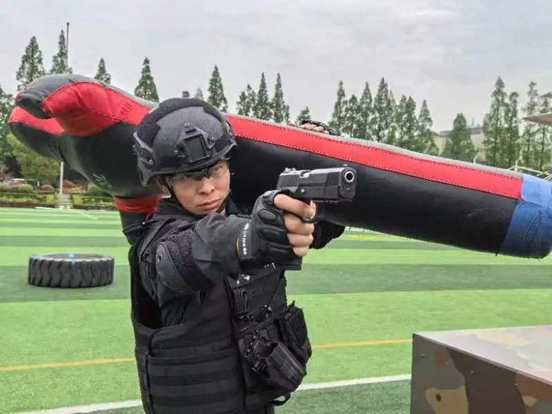 上海“95后”特警和老婆回家路上顺手救了个人，安全感爆棚！