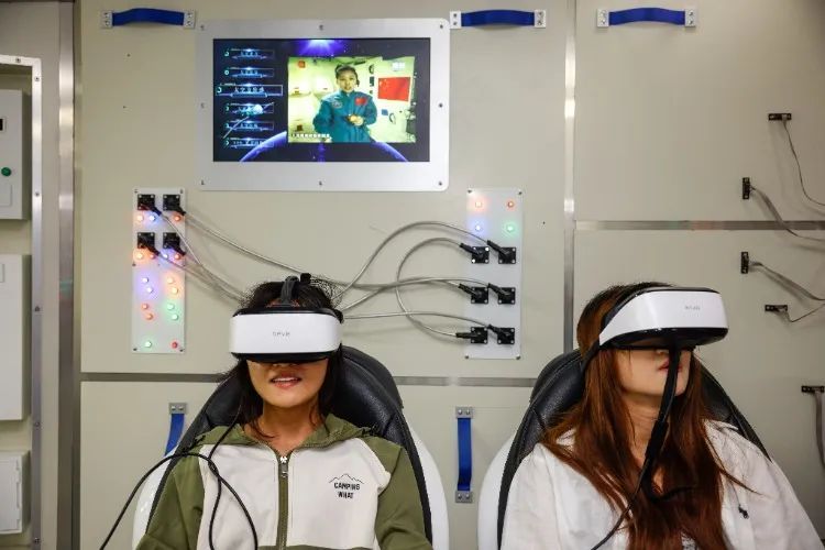 天和核心舱1:1仿真模型亮相重庆  市民"沉浸式"体验航空乐趣