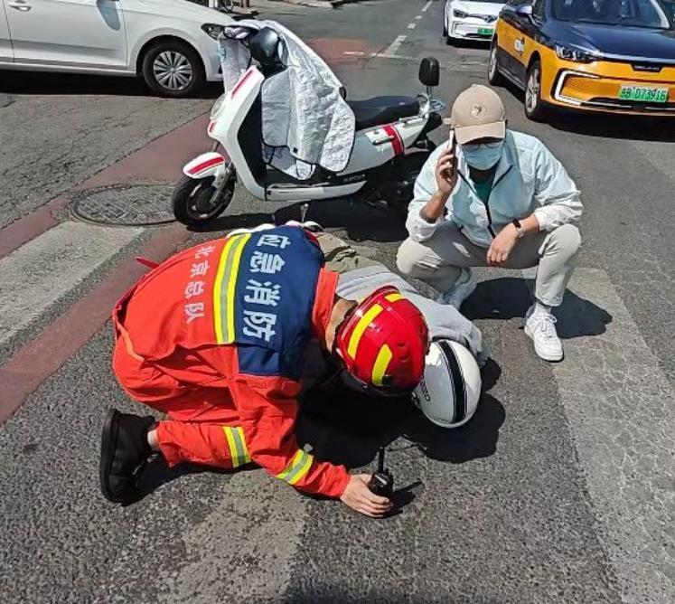 一次出警两起救援 消防员出警遇交通事故“顺手”再救人 一次出警两起救援 消防员出警遇交通事故“顺手”再救人