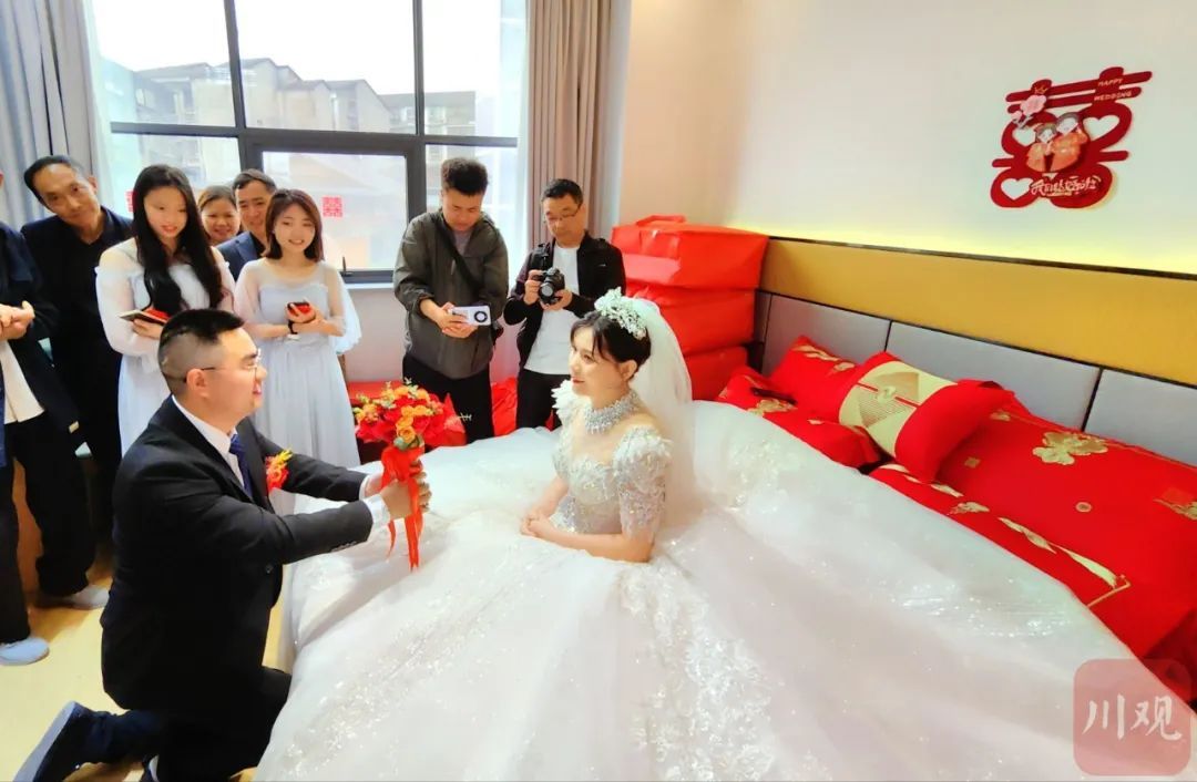 全网祝福!地震泄洪英雄甘宇结婚了:“今后要为家庭而战” 全网祝福!地震泄洪英雄甘宇结婚了:“今后要为家庭而战”