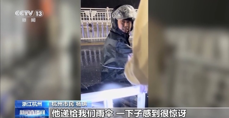 1分钟抬车救人的热心市民，你们好样的！平凡善举还有这些