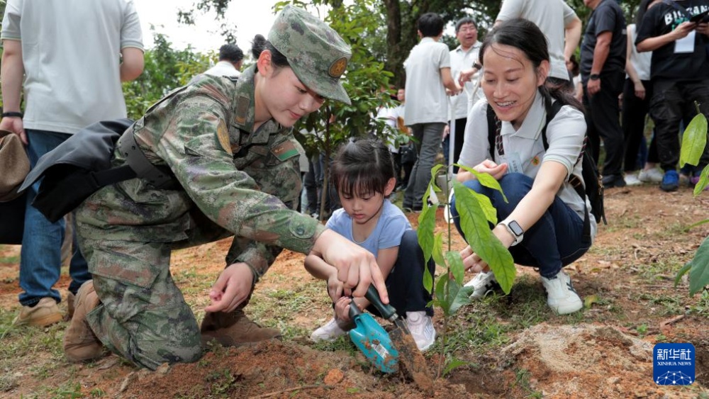 解放军驻香港部队官兵参加2024年香港植树日活动 解放军驻香港部队官兵参加2024年香港植树日活动