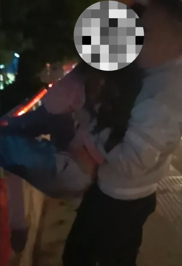 “我在这，就不能让你跳下去” 上海特警深夜救助轻生女子