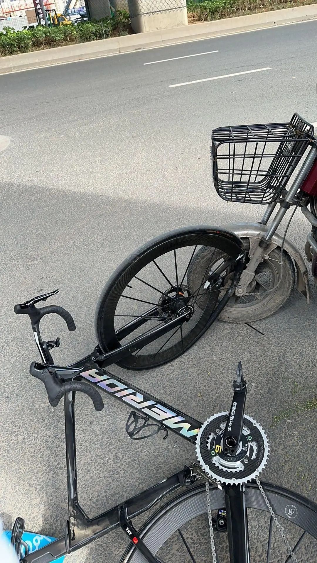 12万元自行车上路被撞,车主:只索赔前轮,共3.2万元 12万元自行车上路被撞,车主:只索赔前轮,共3.2万元