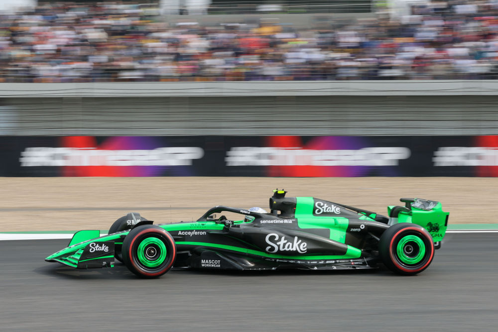 让世界看到中国——专访中国首位F1正式车手周冠宇 让世界看到中国——专访中国首位F1正式车手周冠宇