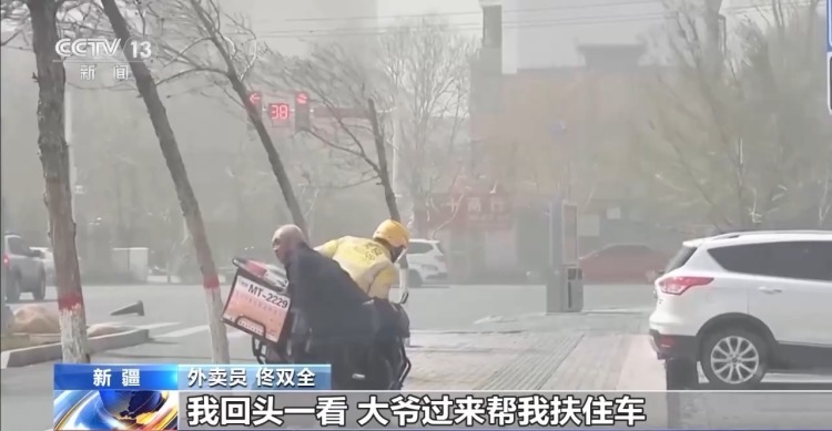 1分钟抬车救人的热心市民，你们好样的！平凡善举还有这些