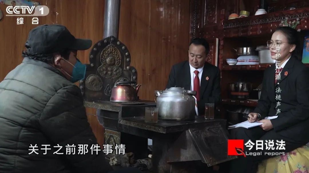 法院审理非法买卖麝香、采挖黑土、制作野生动物标本案，以案释法传播生态保护理念