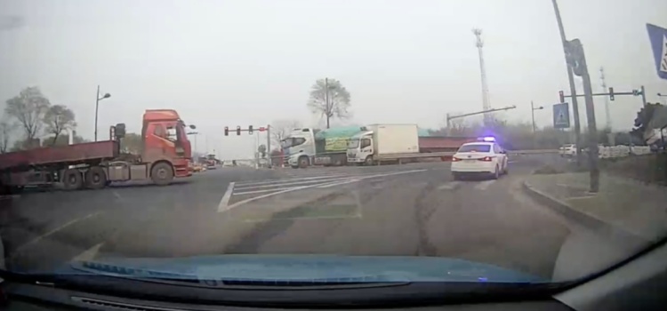 “我要超速，需要闯红灯！”交警：不录入