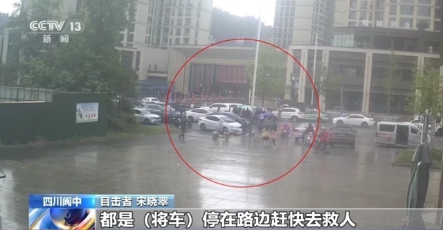 1分钟抬车救人的热心市民，你们好样的！平凡善举还有这些