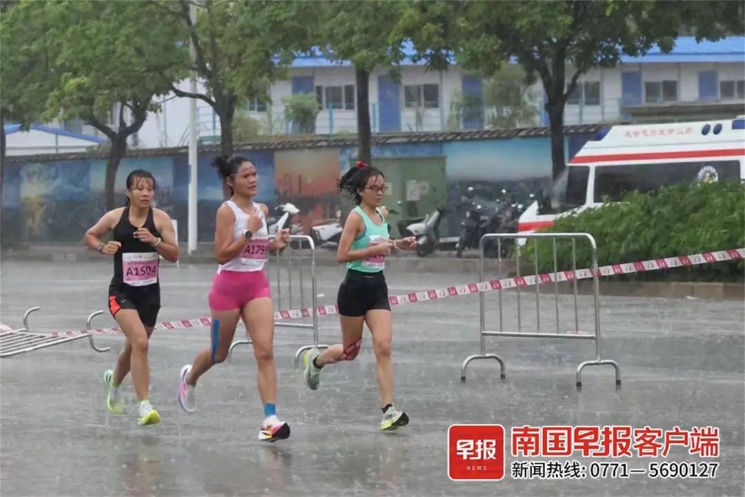 突发!电闪雷鸣,南宁女子半程马拉松赛暂时熔断 突发!电闪雷鸣,南宁女子半程马拉松赛暂时熔断