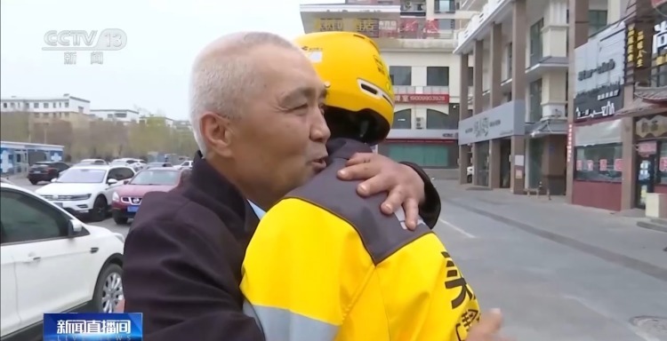 1分钟抬车救人的热心市民，你们好样的！平凡善举还有这些