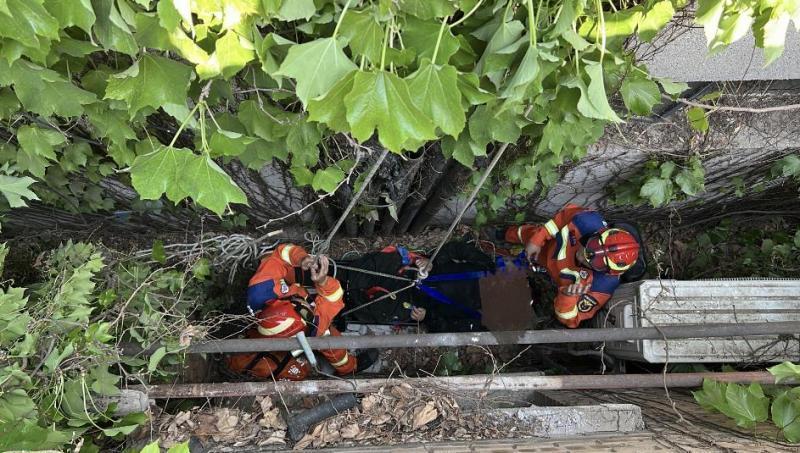 一次出警两起救援 消防员出警遇交通事故“顺手”再救人 一次出警两起救援 消防员出警遇交通事故“顺手”再救人