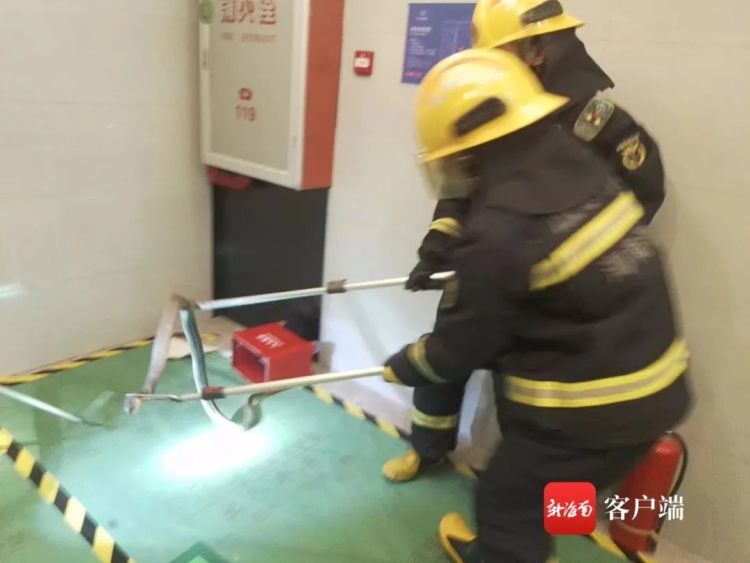 长约2米!海口一小区地下车库惊现眼镜蛇 长约2米!海口一小区地下车库惊现眼镜蛇