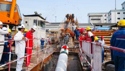 世界最长陆海定向钻穿越管道回拖成功